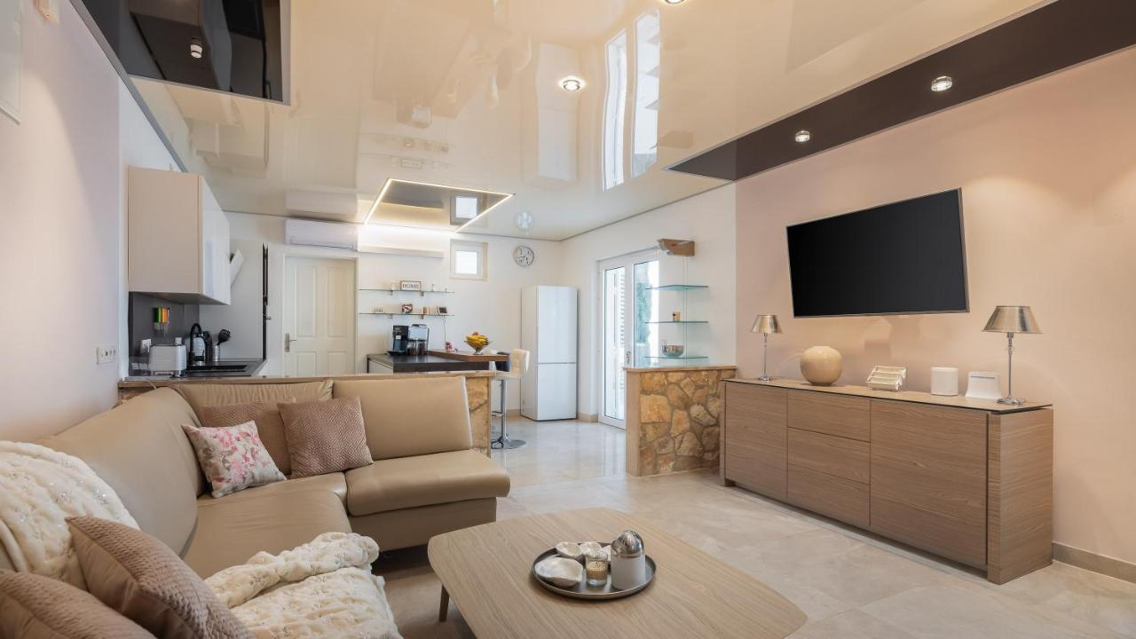 Beachfront Holiday Home - Private Heated Pool Мимице Экстерьер фото
